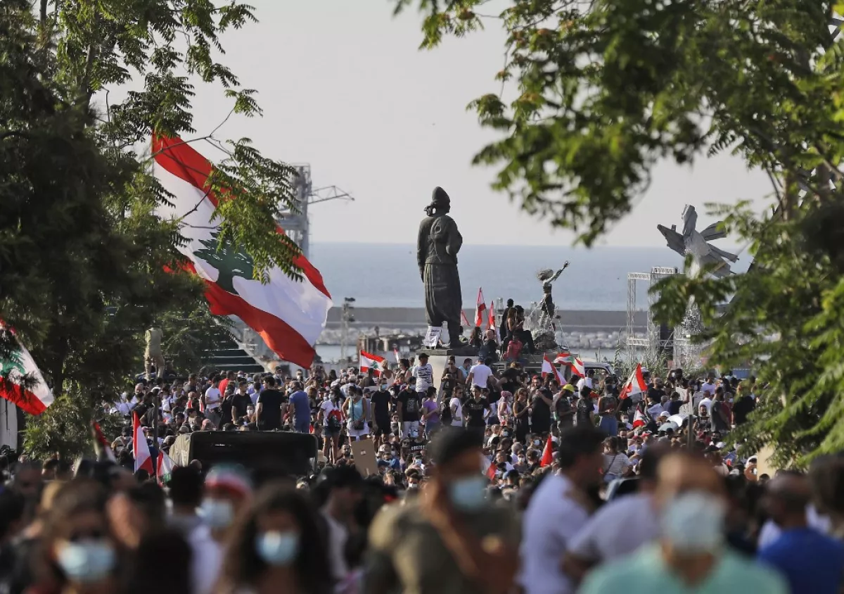 Miles de personas se concentran en frente de la estatua al inmigrante en Beirut, Líbano. 