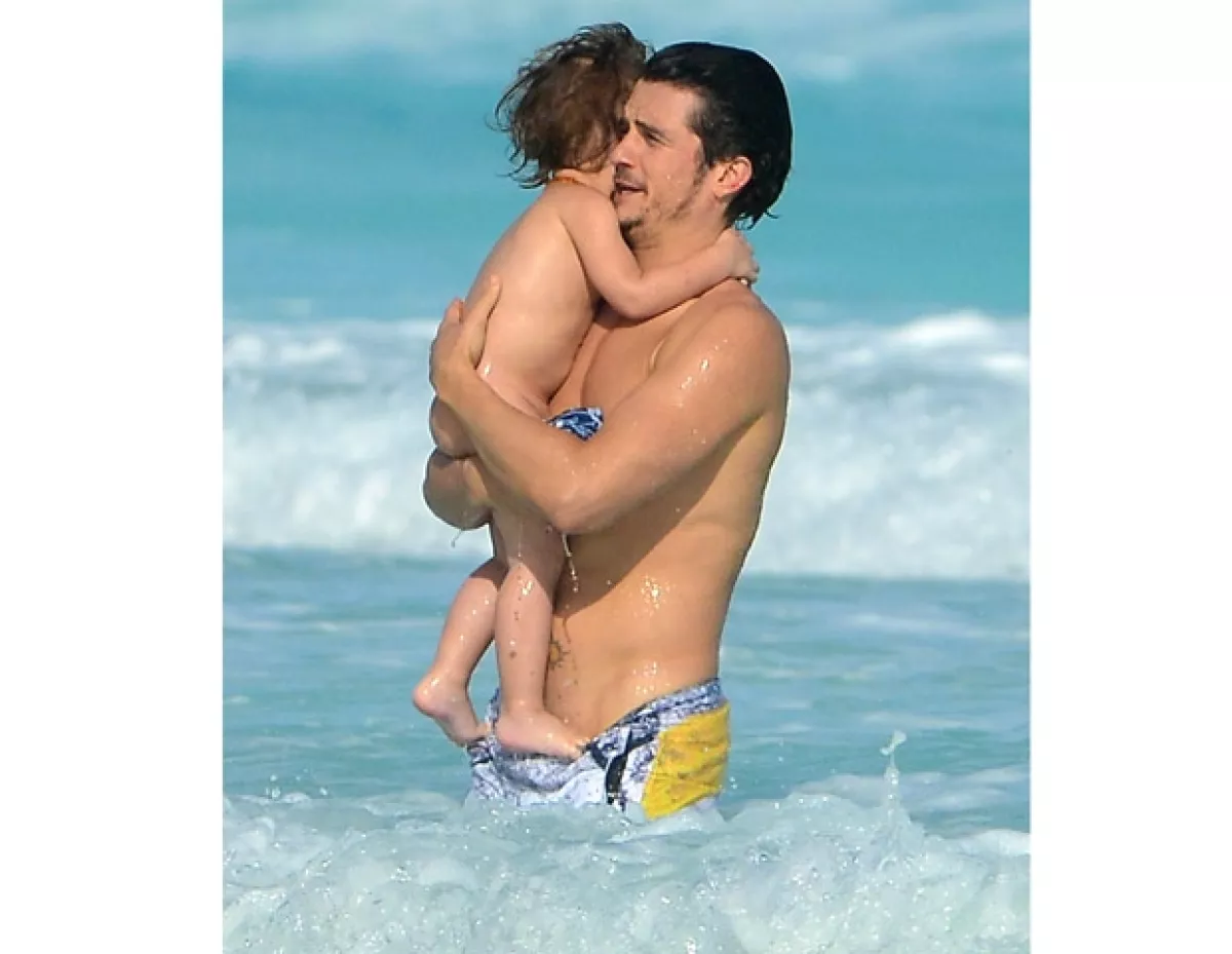 Orlando se mostró en todo momento atento de su pequeño, lo abrazó para darle seguridad en el mar.
