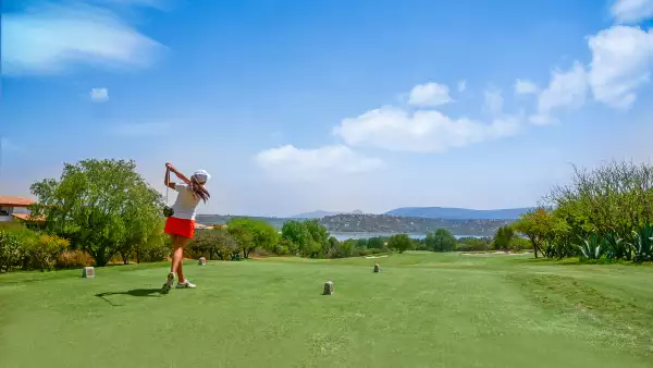 Mujer jugando en un campo de Golf en Amanali Country Club & Náutica.