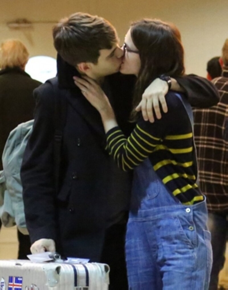 Así recibió Keira a su prometido en el aeropuerto francés.