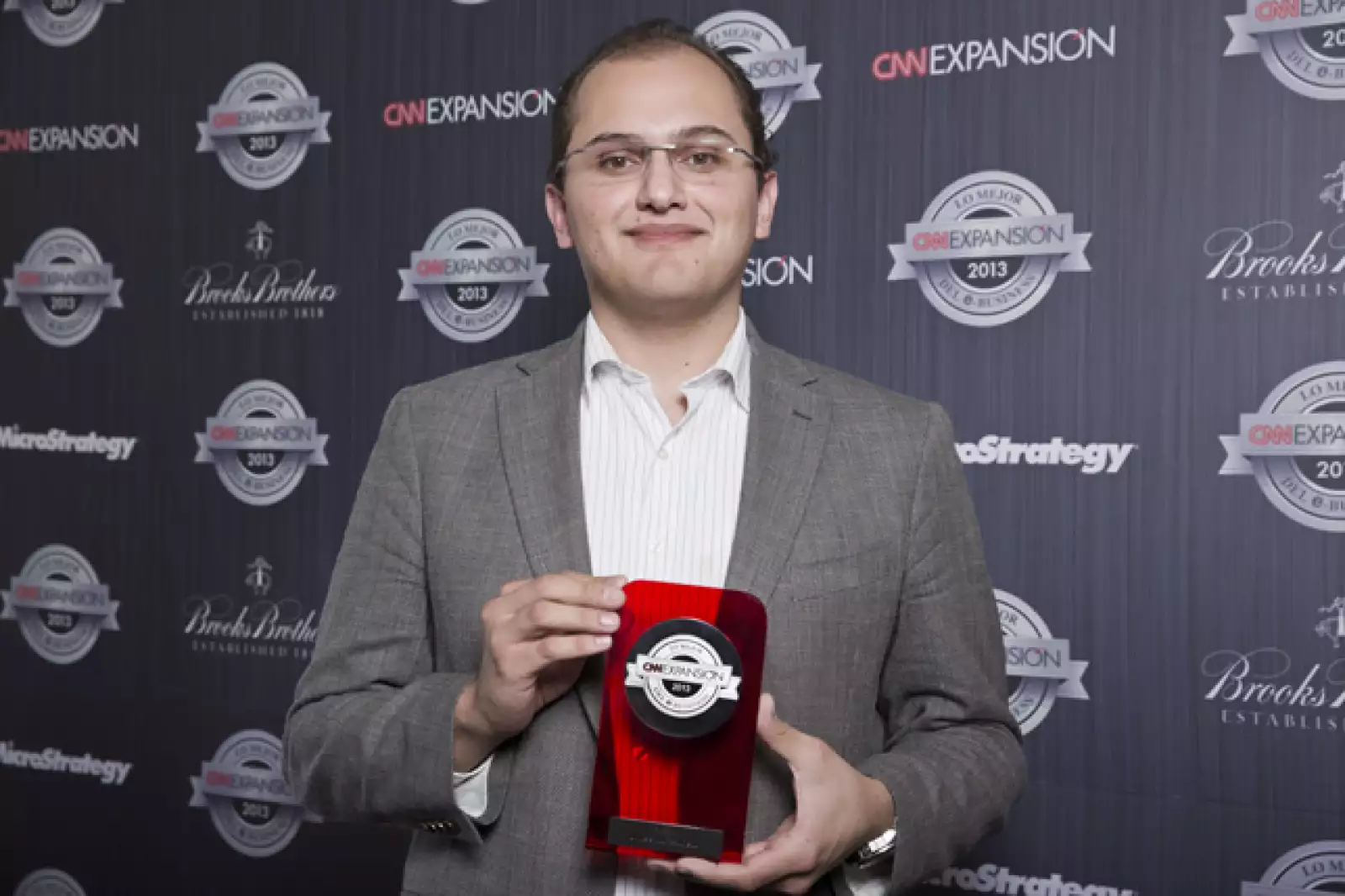 El vicerrector de Vinculación y Mercadotecnia de Universidad TecMilenio, recibió a nombre de su equipo el galardón al Mejor proyecto de Educación. CNNExpansión reconoció su proyecto Feria Virtual de Inscripciones. Los Premios a lo Mejor del e-Business nac