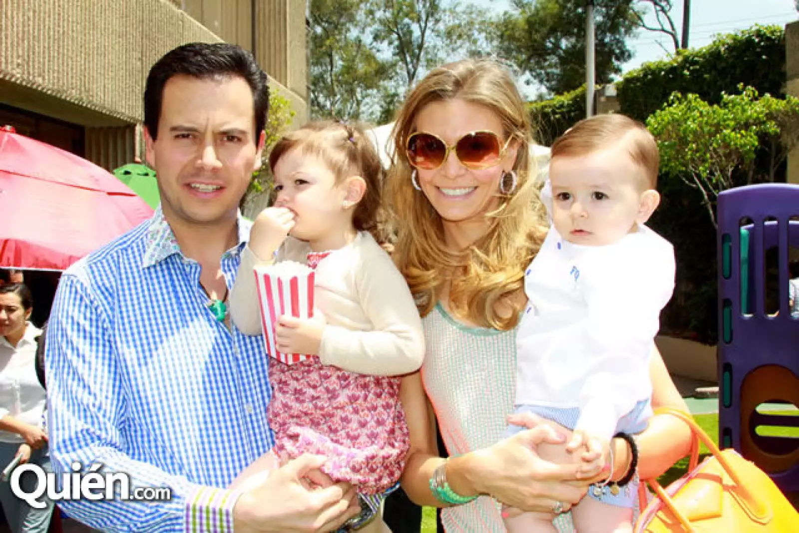 Manolo y Miranda Fernández con Lily Henaine y Manolín Fernández