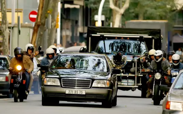 Elizabeth Debicki y Khalid Abdalla