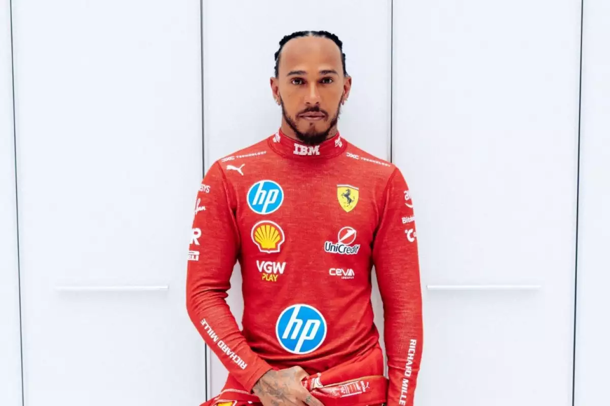 El piloto de Fórmula 1 Lewis Hamilton luce el uniforme rojo de Ferrari.