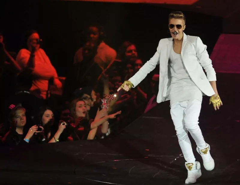Ayer el cantante ofreció un show en el estadio O2, pero llegó una hora y media tarde, por lo que sus fans se molestaron. Jaden Smith y Kylie Jenner, fueron parte del show.