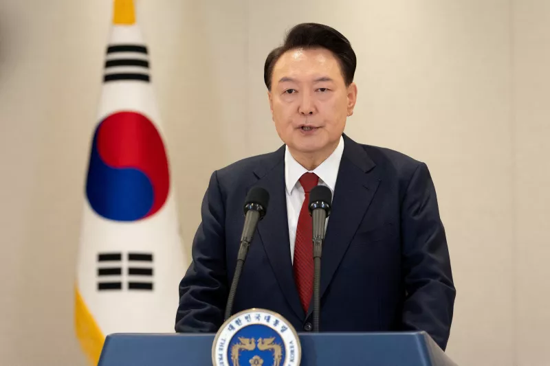 El presidente surcoreano Yoon Suk Yeol pronuncia un discurso a la nación en la Oficina Presidencial en Seúl, Corea del Sur, el 12 de diciembre de 2024.