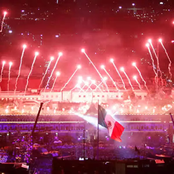 El Zócalo capitalino congregó a más de 100,000 personas, según fuentes oficiales del gobierno del DF.