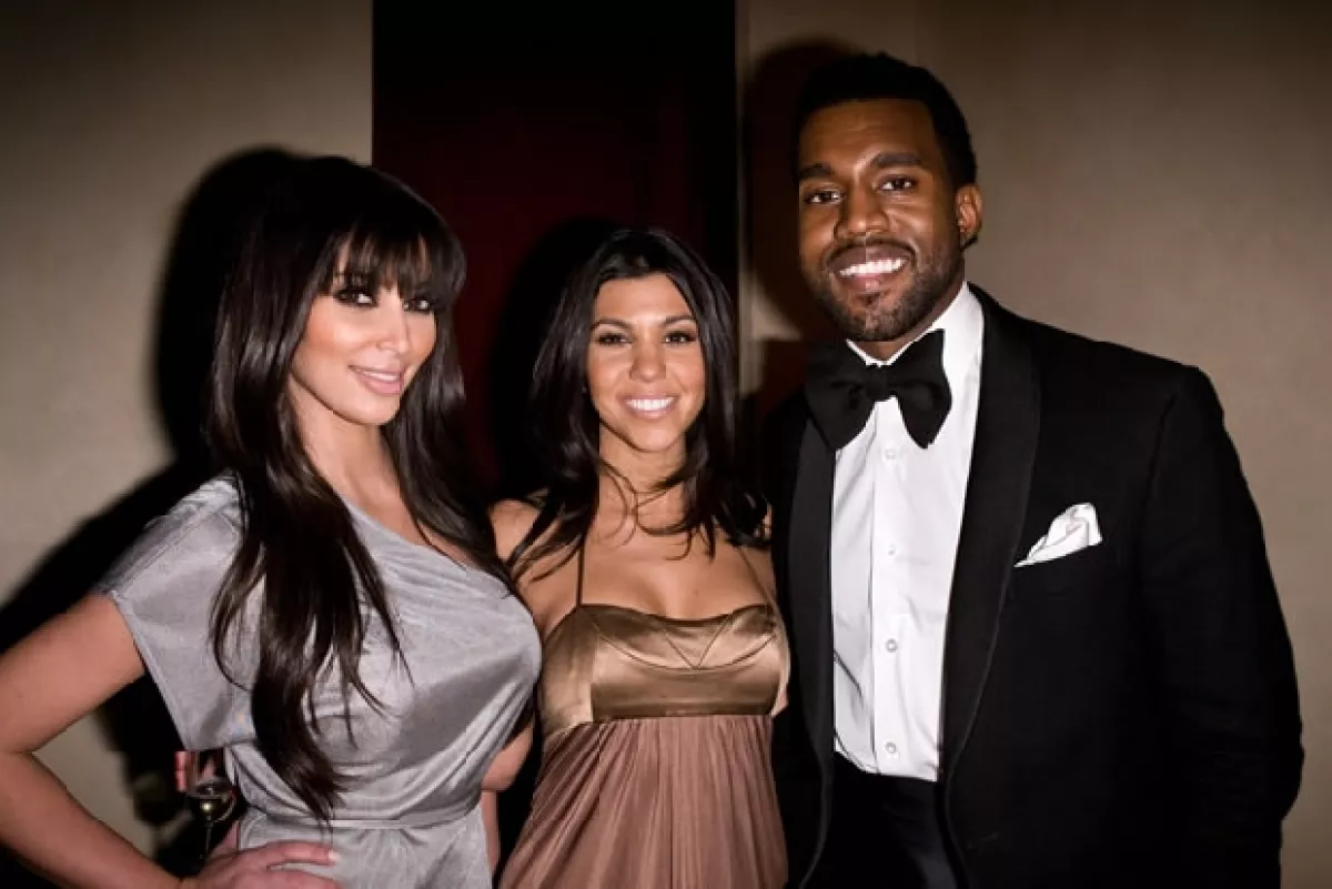 La relación de Kanye con su cuñada Kourtney también es muy buena.