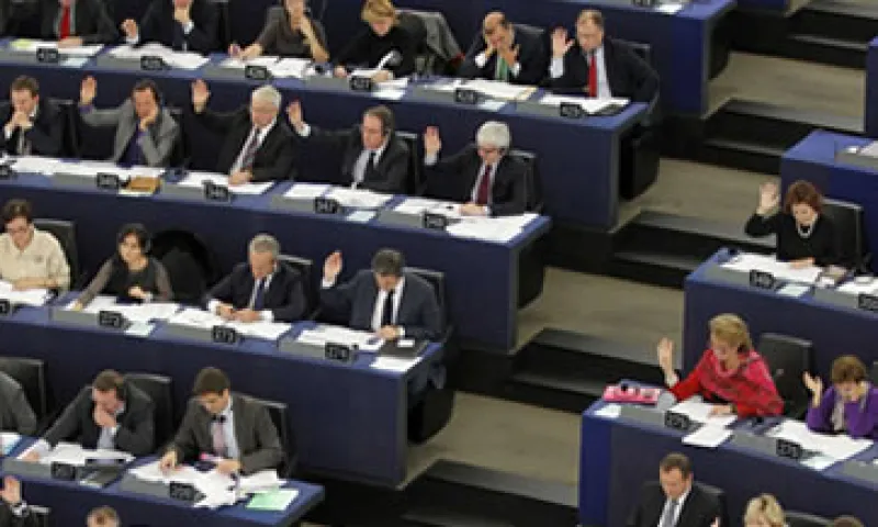 Los eurodiputados confían en que el reglamento podrá reducir la especulación con los bonos de países europeos. (Foto: Reuters)