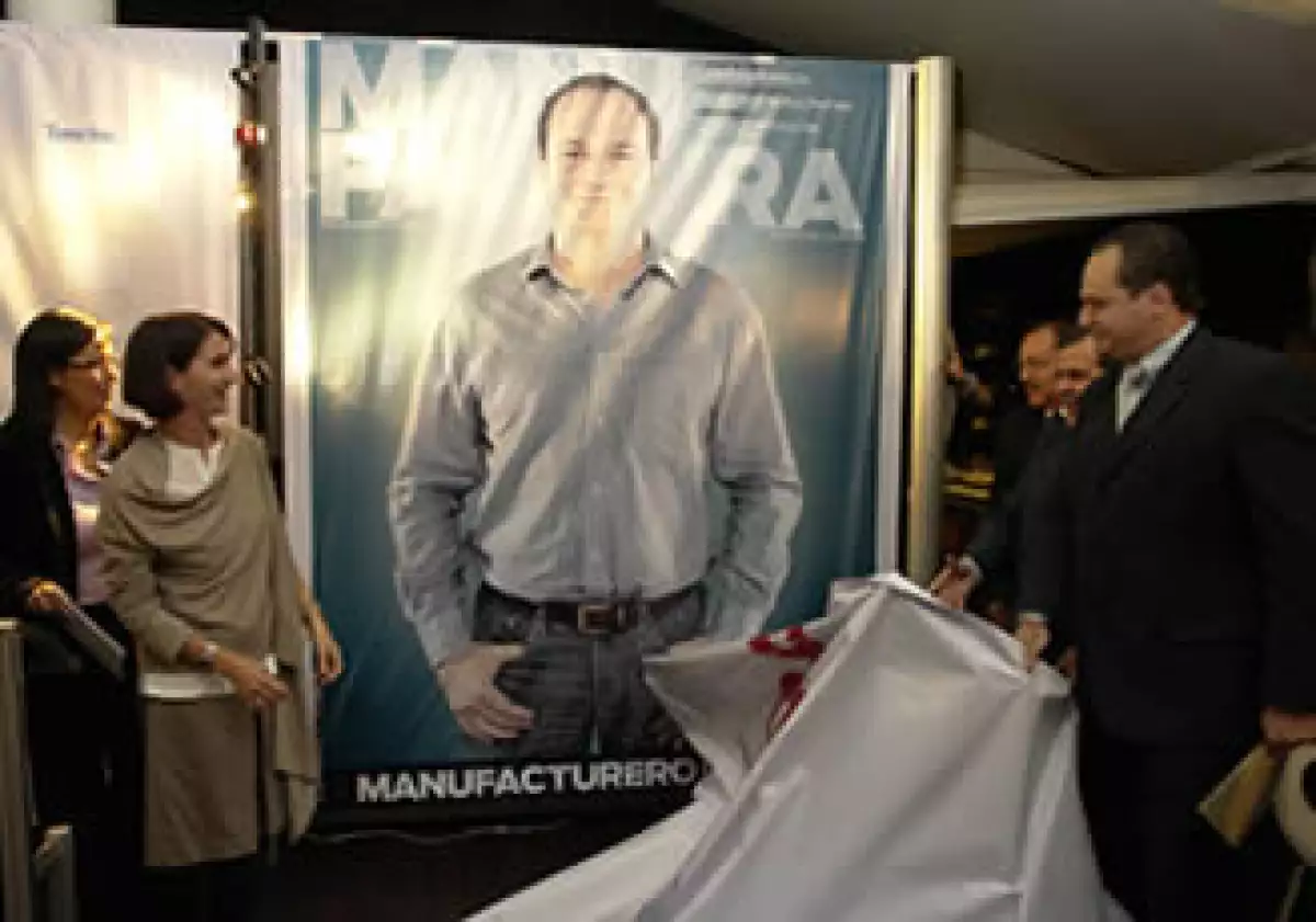 La subsecretaria de Industria y Comercio de la SE, Lorenza Martínez, y Lucio Delgado develaron la portada del Manufacturero del Año 2009, en su octava edición. (Foto: Héctor Barrera)