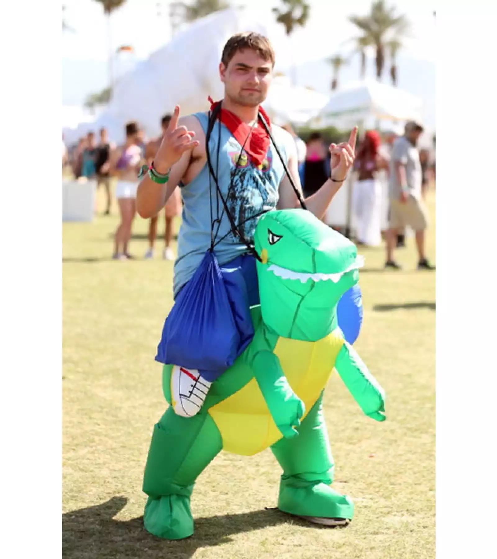 Un hombre montado en un T-Rex ¿Necesita explicación?