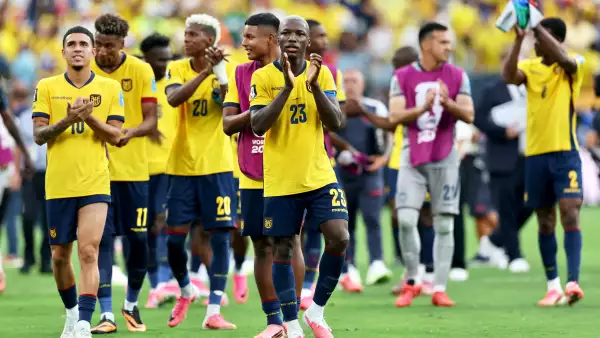 Moises Caicedo #23 de Ecuador aplaude a los fanáticos después de la victoria por 2-1 durante el partido del Grupo E de la Copa Mundial de la FIFA 2026 entre Ecuador y Alemania en el New York New Jersey Stadium el 25 de junio de 2026 en East Rutherford, Nueva Jersey.