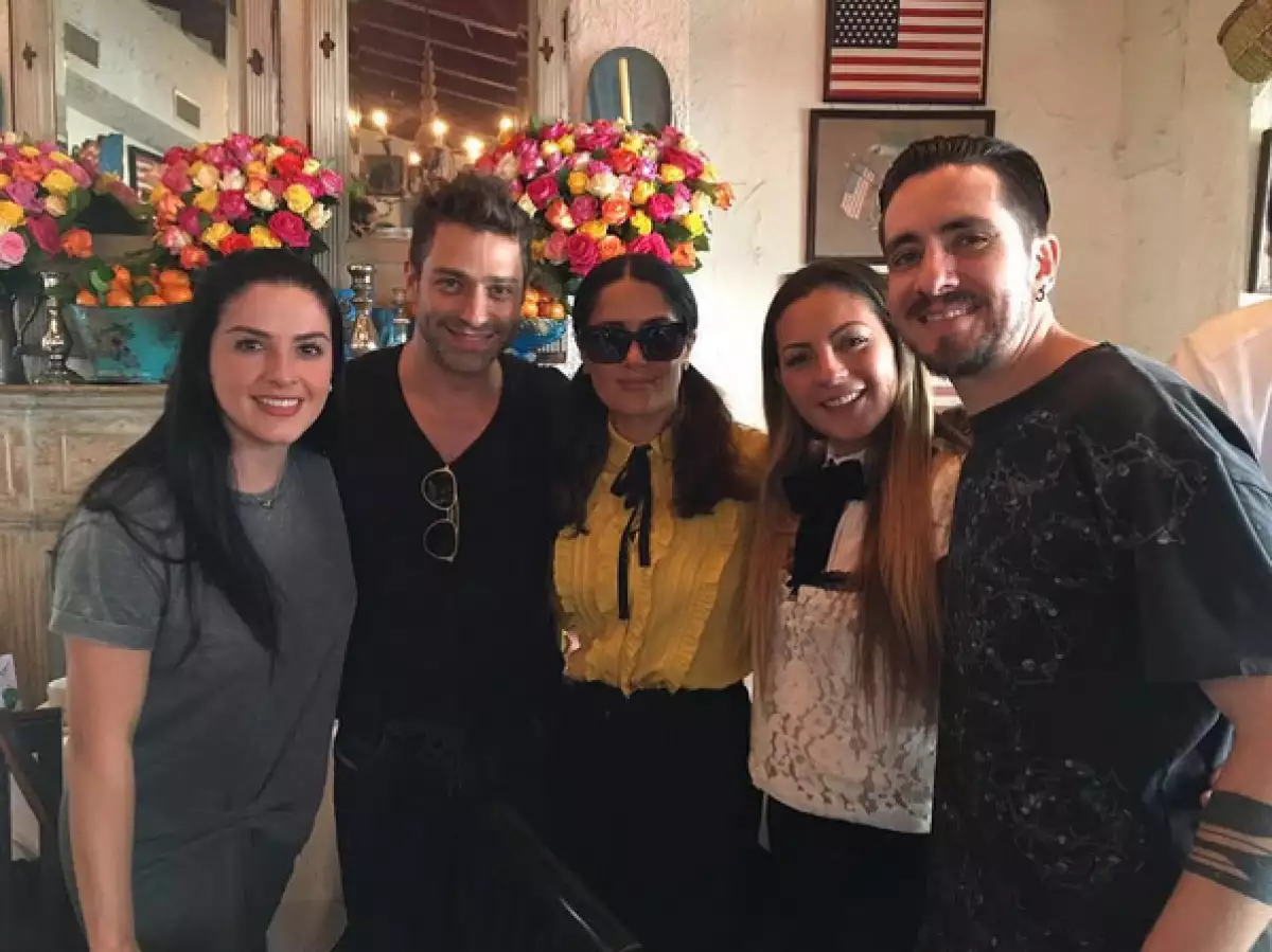 En el restaurante Ivy de Los Ángeles, también estuvieron los OV7, quienes también compartieron su foto con Salma.