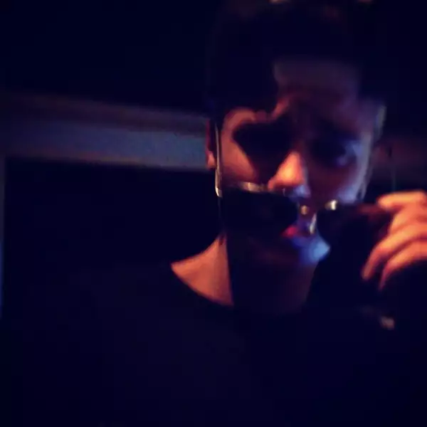 Es fanático de usar lentes de sol, collares y pulseras de todo tipo.