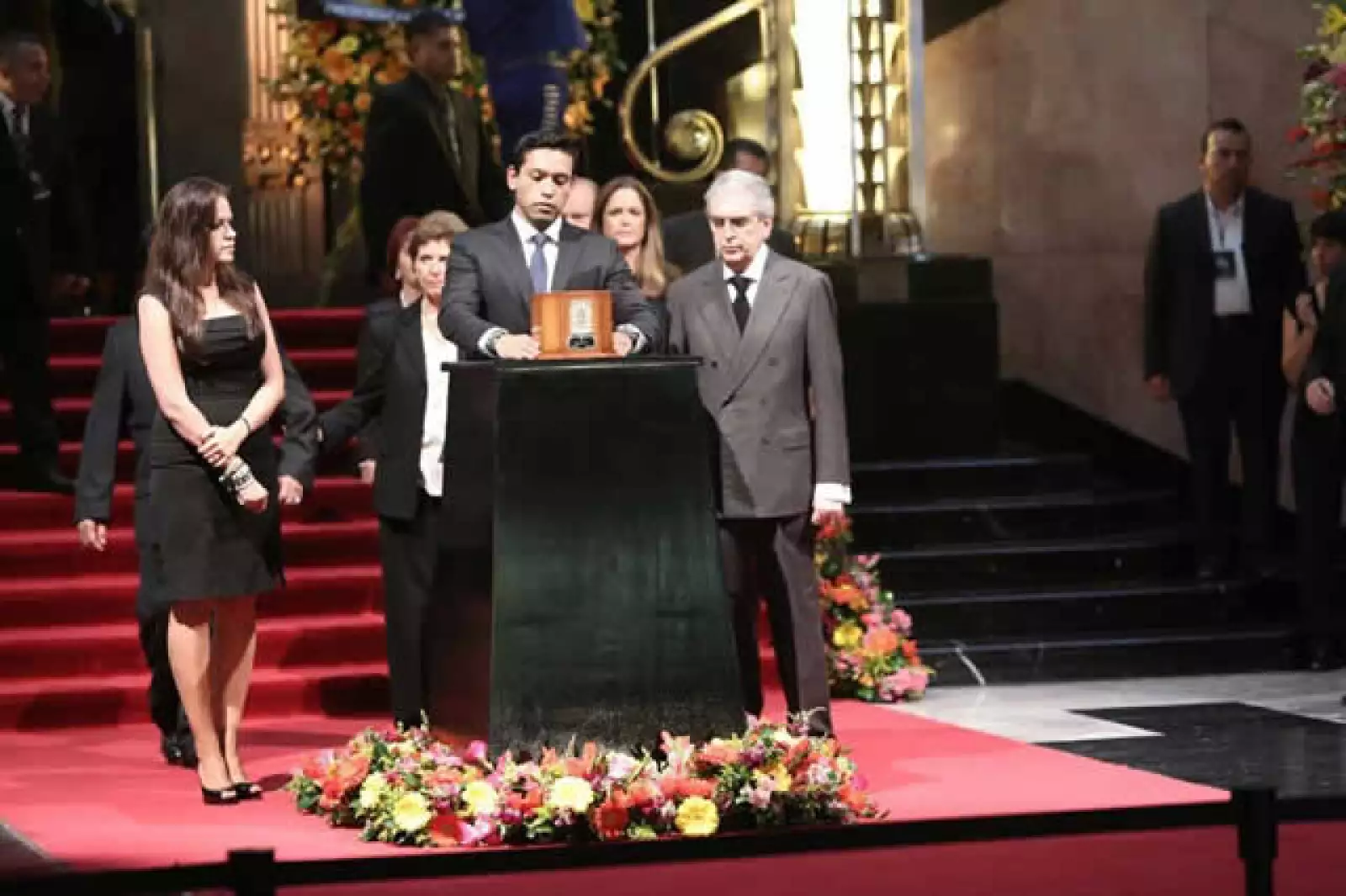 Hijo de Juan Gabriel, Iván, depositando las cenizas de su papá.