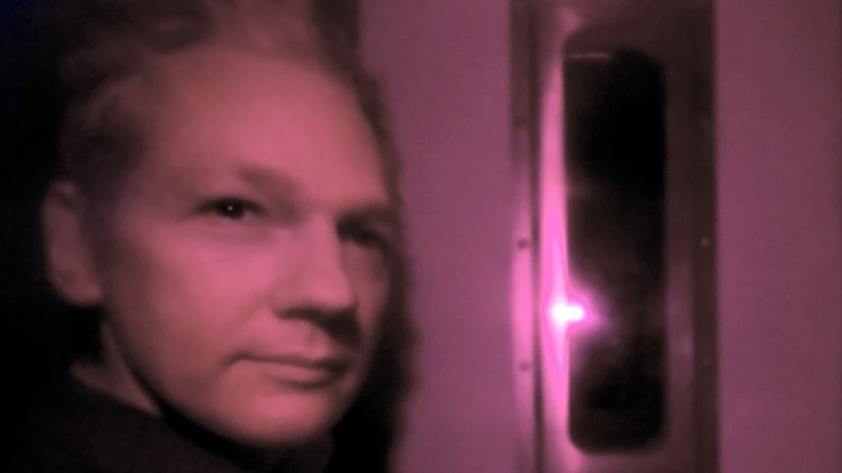 foto de assange en un auto de seguridad