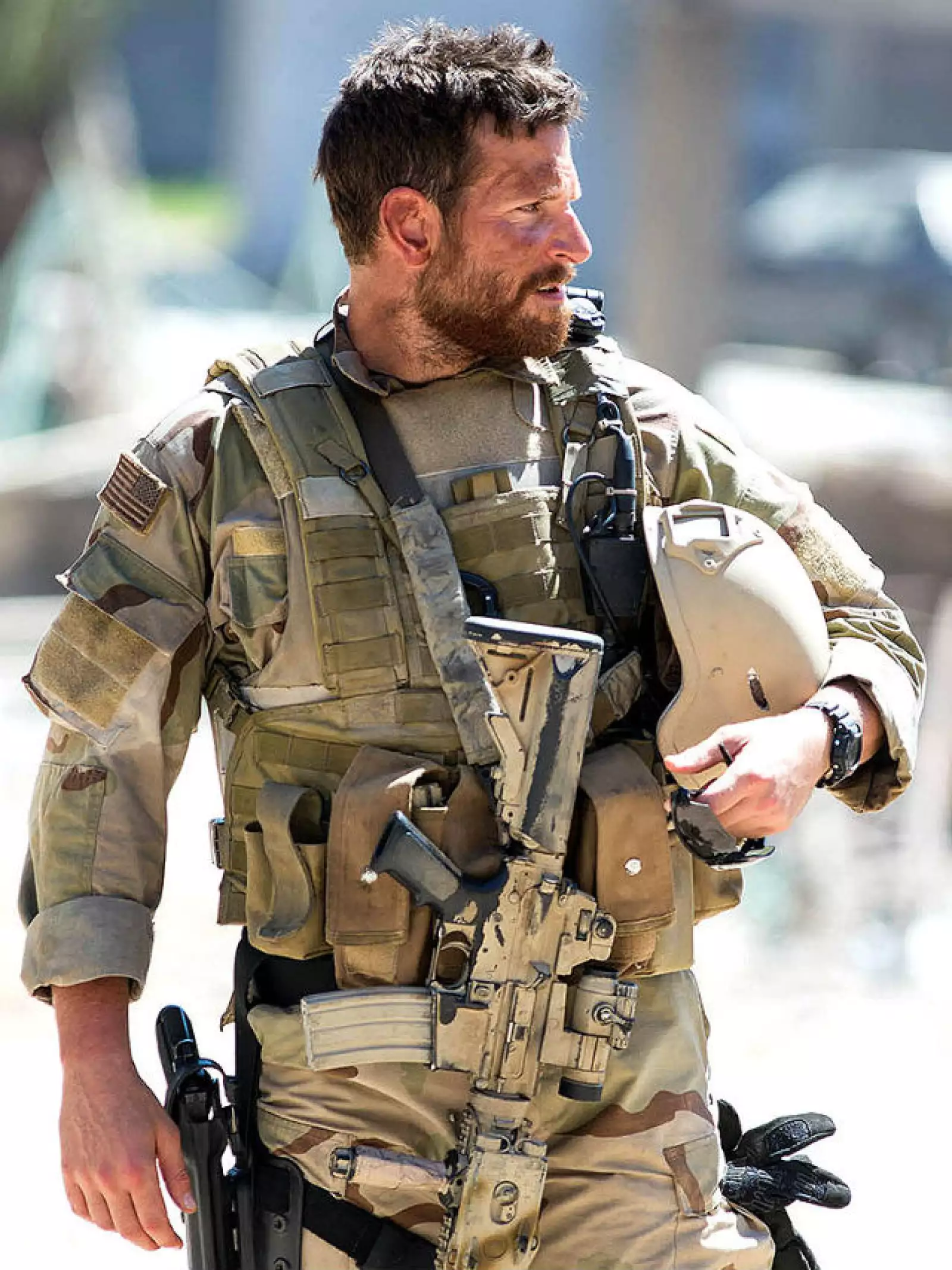 Bradley Cooper no solo se llevó American Sniper por su actuación, su uniforme de francotirador lo hacían lucir realmente sexy.