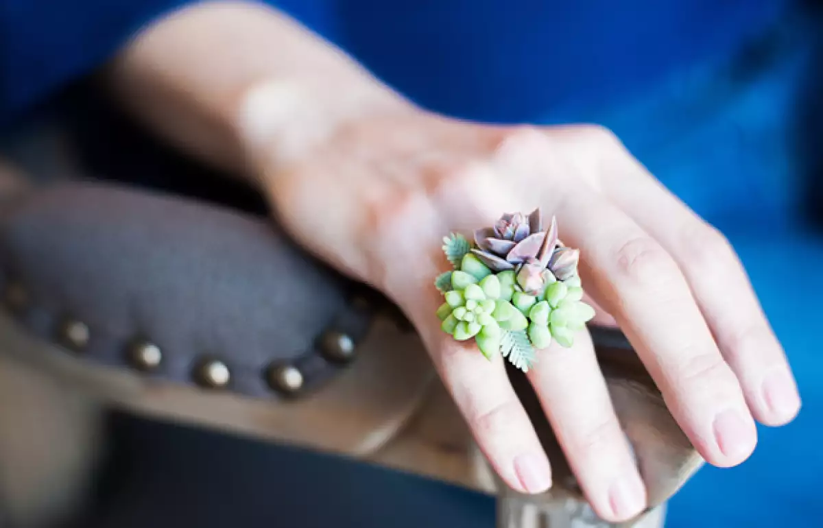 Distintos diseñadores han desarrollado un nuevo estilo de joyería, la ecológica.Con distintos modelos como mini macetas, anillos y collares, han encontrado la forma de llevar tu jardín a todos lados.