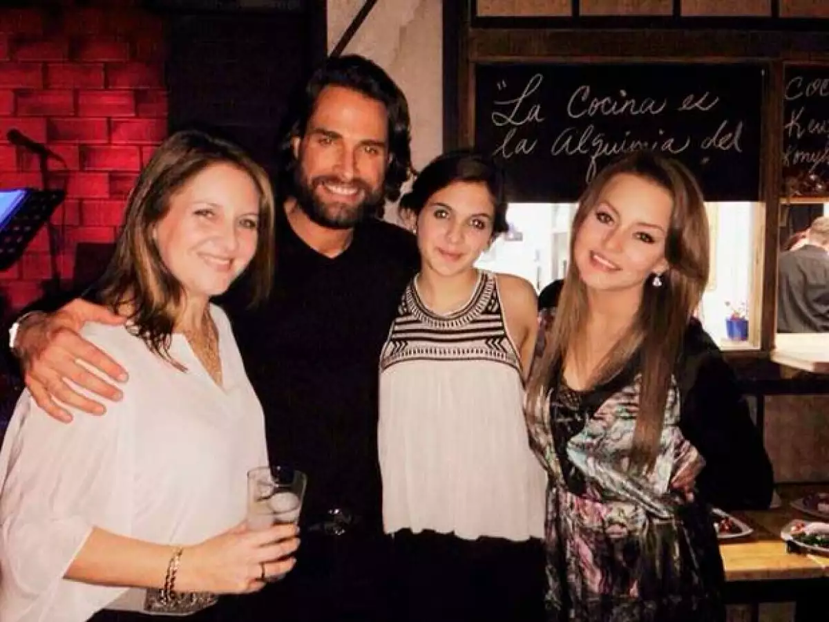 Algunos amigos y fans se acercaron a la pareja para tomarse fotografías y ellos lo compartieron en sus redes sociales.