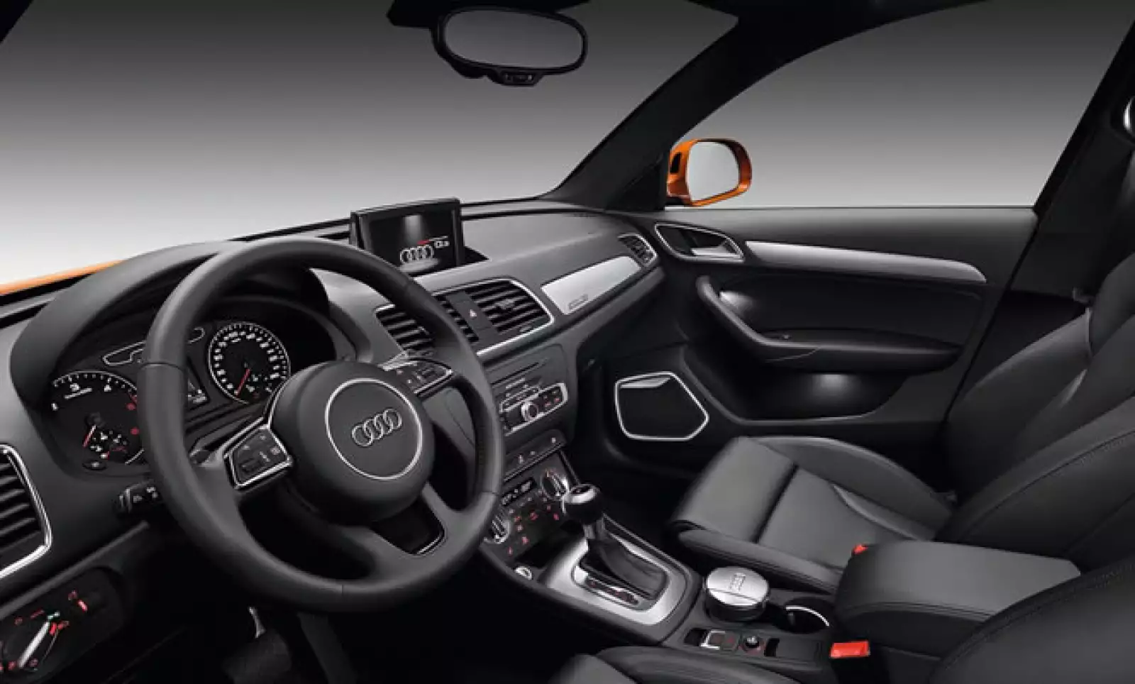 En el interior existe una pantalla táctil GPS que controla el radio del vehículo, clima, posición de asientos y se entrelaza con cualquier teléfono inteligente, mediante red de bluetooth.