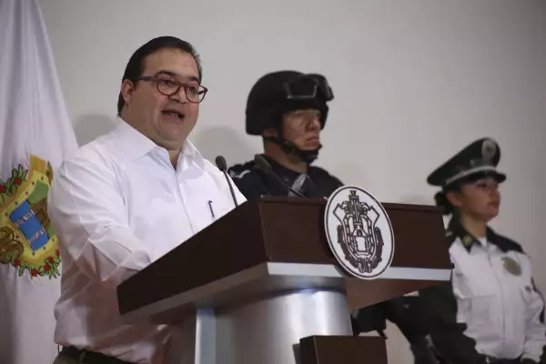 Javier Duarte reiteró el apoyo al presidente municipal de Papantla, Marcos Romero, para implementar el Mando Único en la entidad.