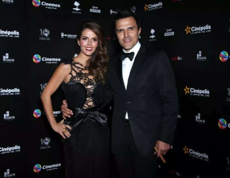 Durante su paso por la alfombra roja de los Premios Canacine, la pareja no dudó en compartir el gran amor que se tienen.