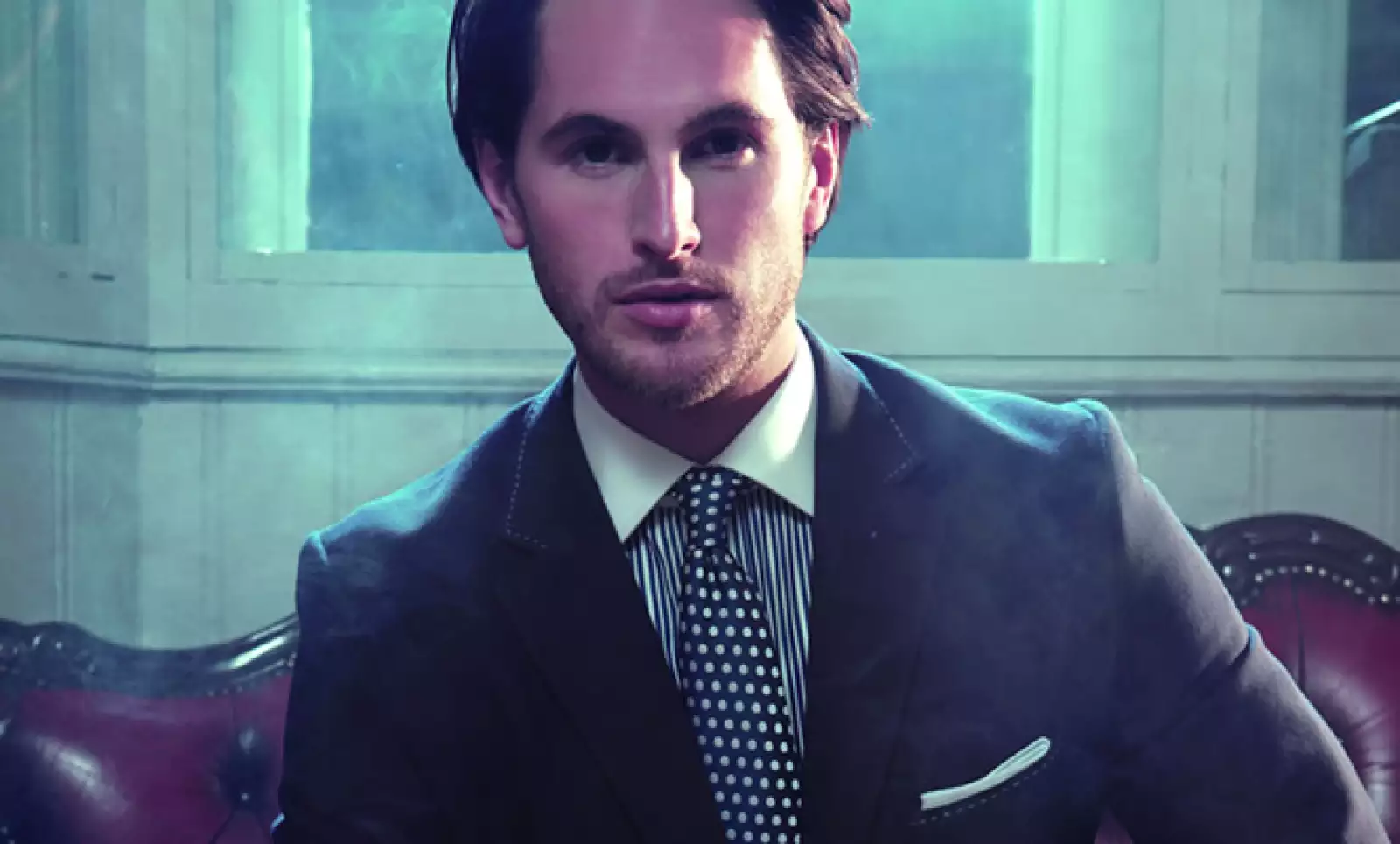 La tendencia apuesta por combinar patrones entre corbatas de puntos con camisas de rayas, sin que se interpongan, y logran un estilo coherente en tu vestimenta.