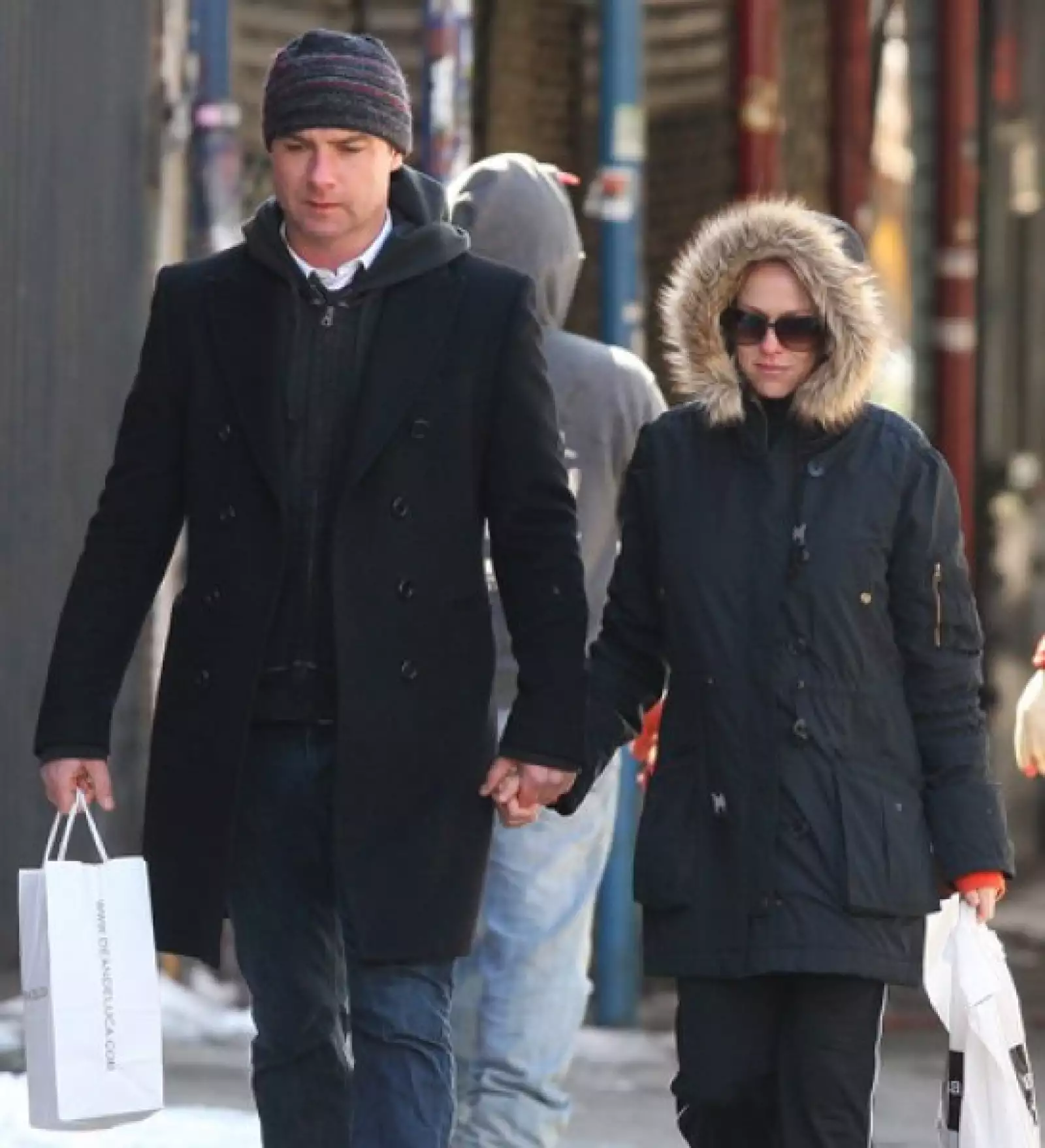 Naomi Watts y Liev Schreiber caminan en las calles de Nueva York.