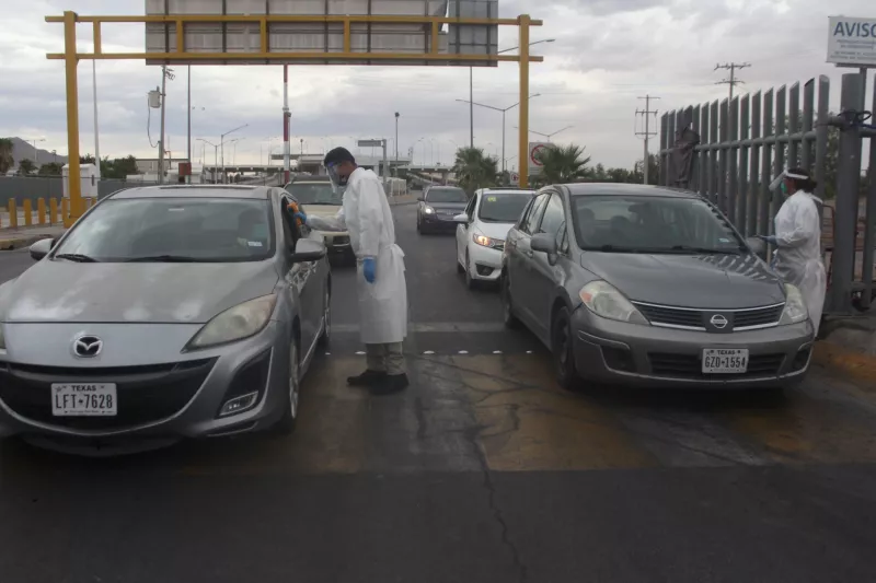 Paramédicos toman la temperatura en los cruces fronterizos de Ciudad Juárez ante la crisis por Covid-19.