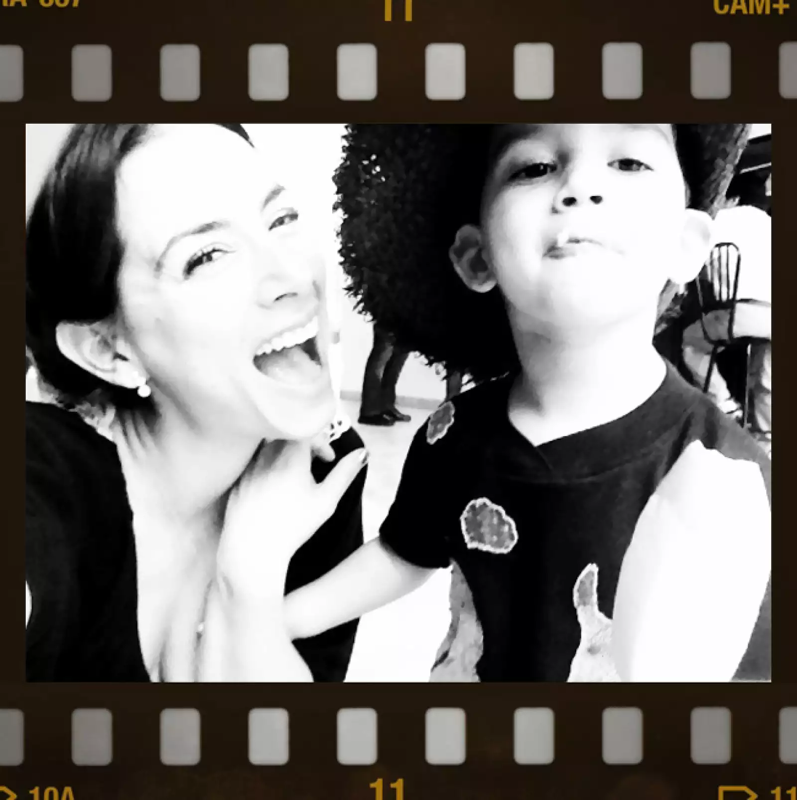 Claudia Lizaldi en Chichén Itzá con su hijo Iam