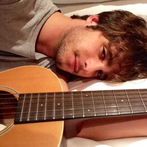 Diego Boneta tiene a la mejor acompañante para la cama: su guitarra.