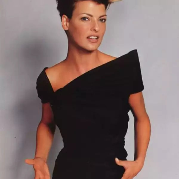 Muy al estilo de los años 80, el pelo corto con las puntas hacia arriba.