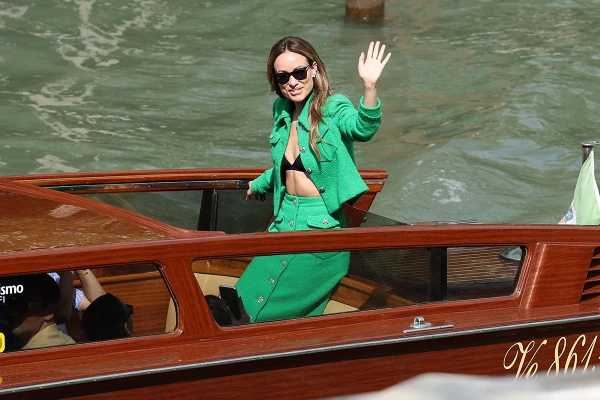 Olivia Wilde en un bote en Venecia para presentar su película Don't worry darling.