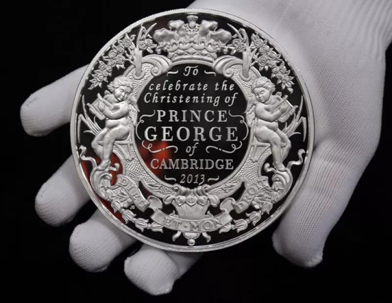 El príncipe George será bautizado después de cumplir 3 meses de nacido. Después de una larga espera por fin podremos ver otra vez fotos del nuevo heredero a la corona británica.