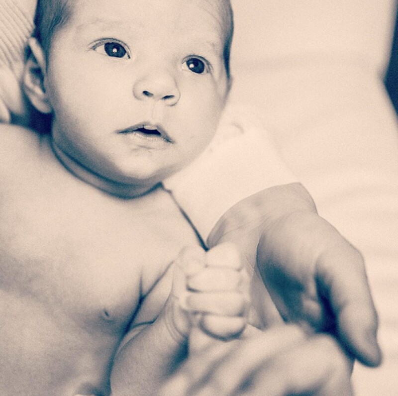 Amaïa tomando la mano de su papá, Alejandro Hank Amaya.