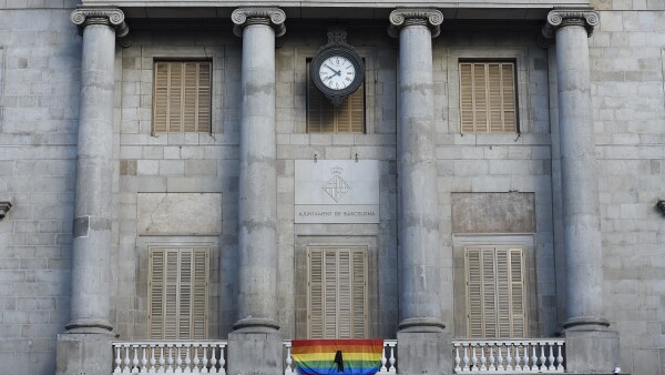 En uno de los balcones del Palacio Municipal de Barcelona fue colocada una bandera con los colores del arcoíris con un moño negro en el centro para indicar luto por el ataque en el club Pulse de Orlando.