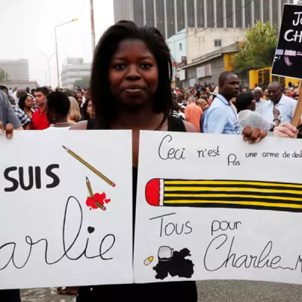 La manifestación comenzó a las 3 de la tarde (14:00 GMT) y transcurrió en silencio, como una muestra de solidaridad y reflejó el profundo shock que se sintió en Francia y en todo el mundo por el peor atentado islamista en una ciudad europea en nueve años.