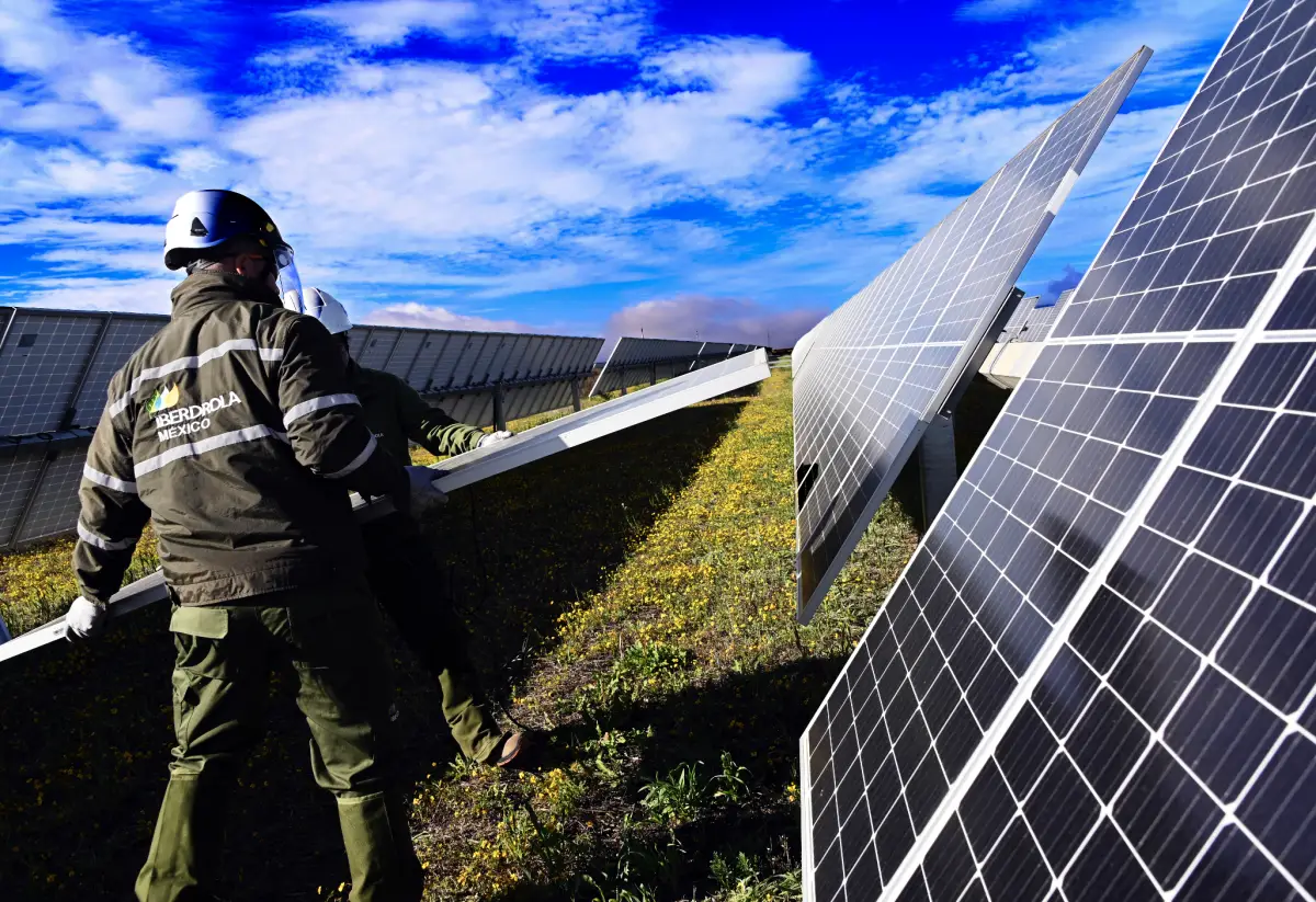 El equipo de Iberdrola Mexico en una instalación de paneles solares 