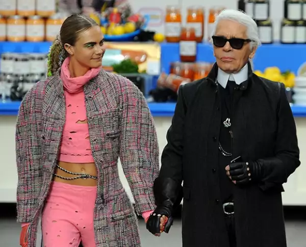 Además de ser todo un éxito en la pasarela es gran amiga de los grandes de la moda como Karl Lagerfeld quien la considera de sus favoritas en todo el tiempo que lleva en la industria.