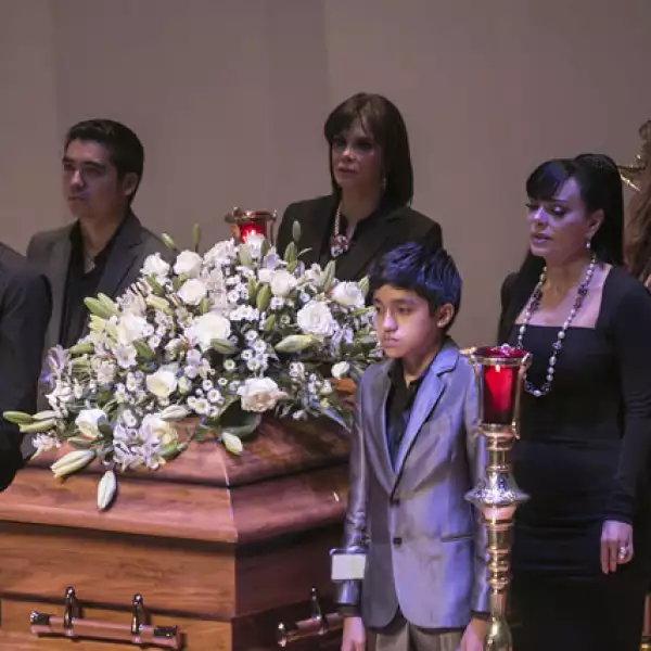 Lucía Mendez, Ana Bárbara y Maribel Guardia también estuvieron al lado del ataúd durante el homenaje.