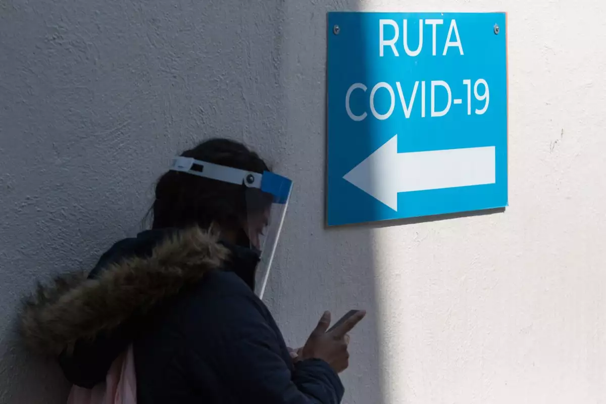 Una mujer espera en el área de atención de Covid-19, del Hospital de los Venados IMSS.