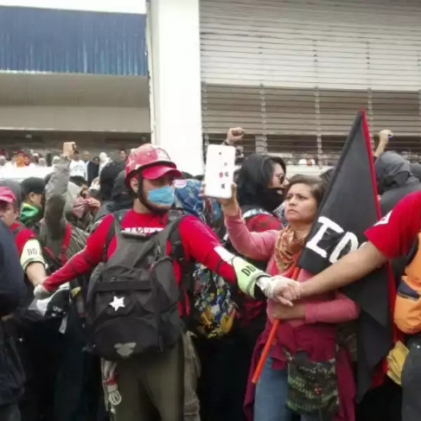 Activistas encapsularon a los jóvenes que se enfrentaron a los granaderos en la colonia Federal para evitar que fueran detenidos.