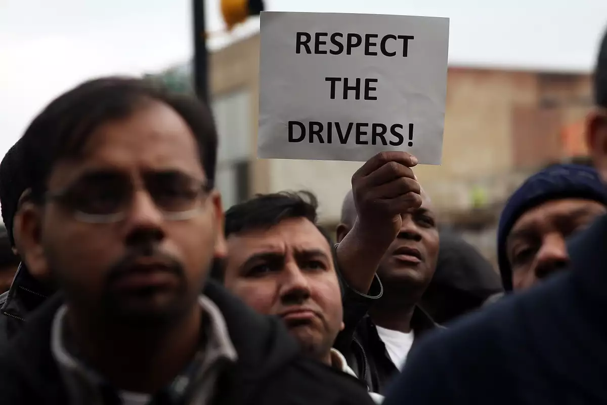 Empleados de Uber habían demandado a Uber en California y Massachussets por no considerarlos empleados y por lo tanto no darles beneficios.