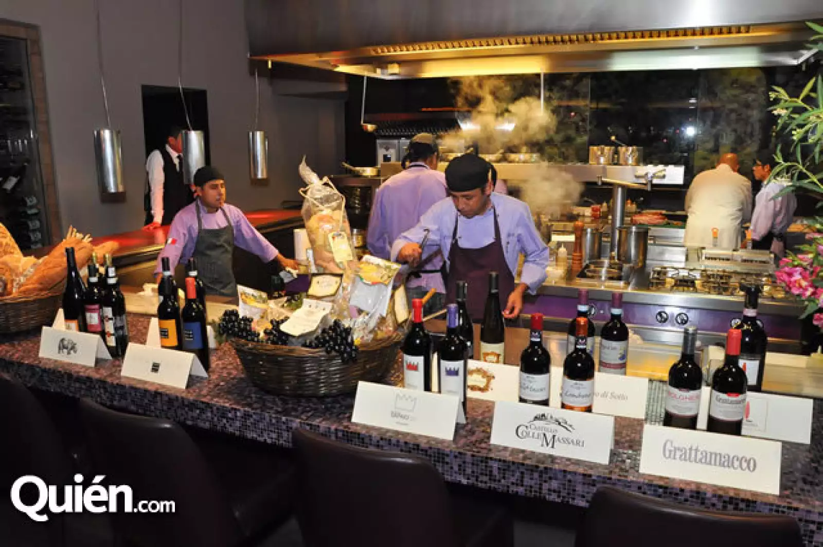 Un aspecto de la cocina y algunos vinos de la degustación.