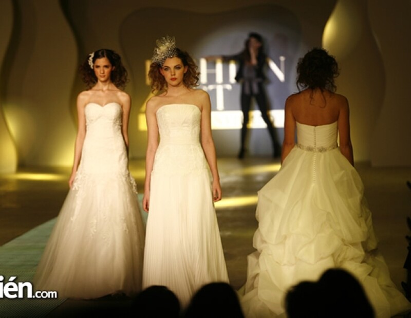 Tul, encaje, organza y seda integraron piezas nupciales.
