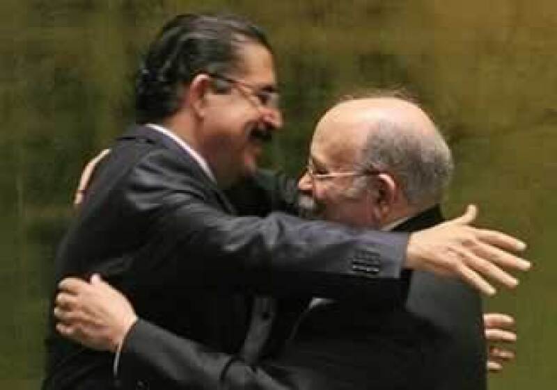El derrocado presidente abraza a Miguel Descoto, quien lo acompaña en su viaje a Centroamérica. (Foto: AP)