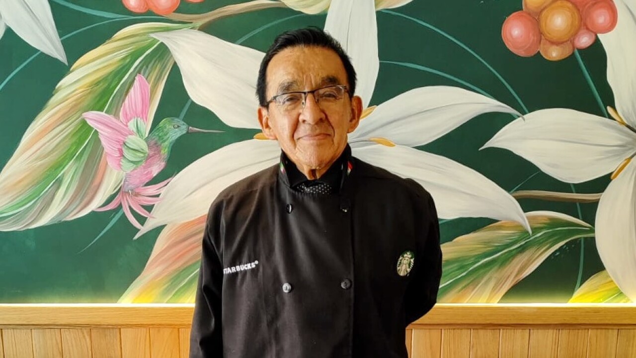 ¿Por qué Starbucks apuesta por contratar a adultos mayores?