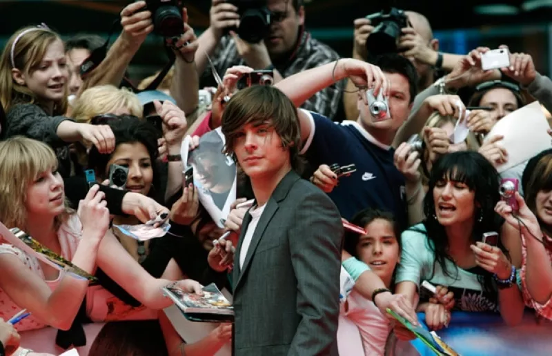El actor logró su fama con High School Musical y hoy, además de ser un ídolo juvenil, ha conseguido varios protagónicos en el cine. Algunos dicen que es el nuevo Brad Pitt.