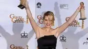 La actriz británica fue la gran estrella de los Golden Globe, al llevarse los galardones a mejor actriz y mejor actriz de reparto, dejando con las manos vacías a la española.