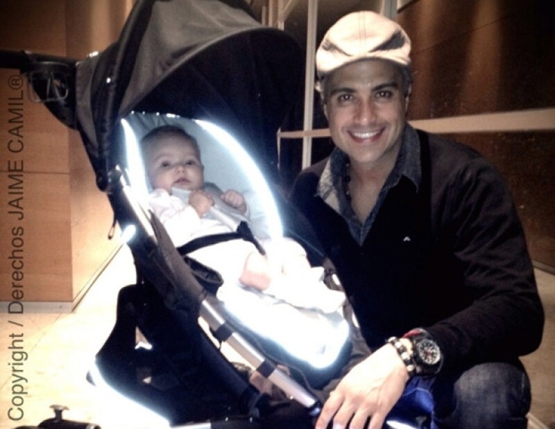 Jaime Camil prefiere estar siempre al pendiente de Elena, por eso la lleva a cualquier lado al que va.